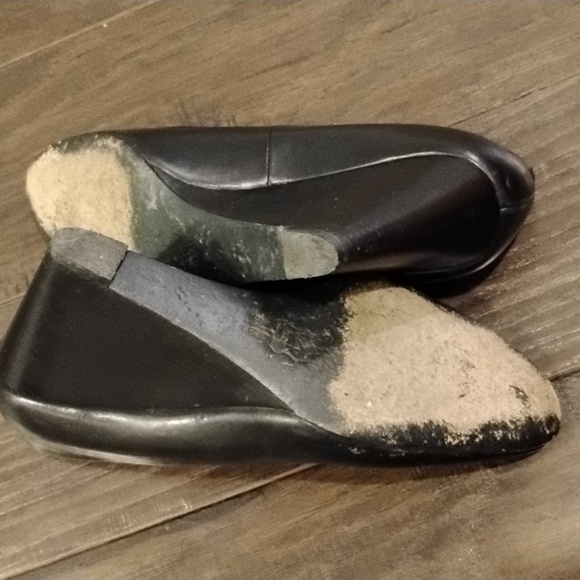 Tory Burch Size 6.5 Black Wedges - Picture 3 of 3
